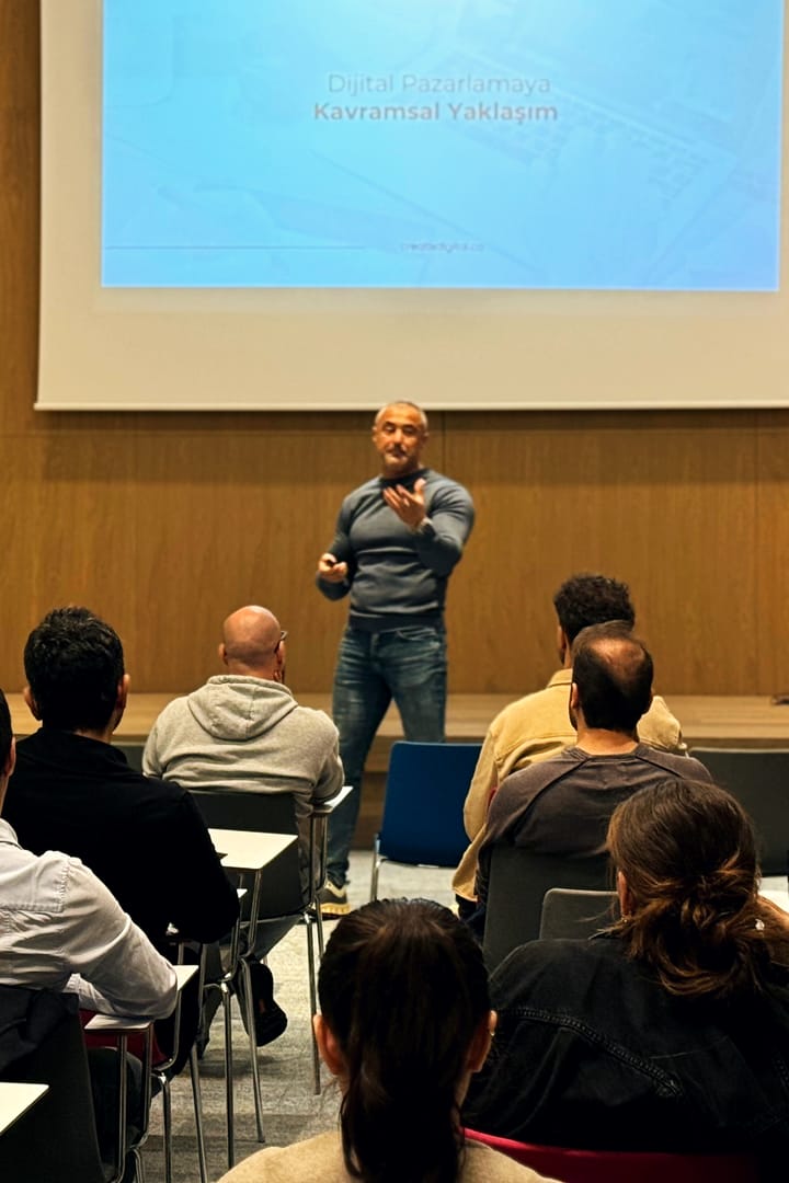 Mehmet Safa Yalçıntaş, bir seminerde dinleyicilere dijital pazarlamayı anlatırken